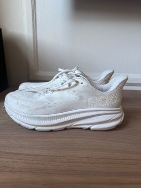 HOKA All-White Running Shoes Clifton 9 GUC